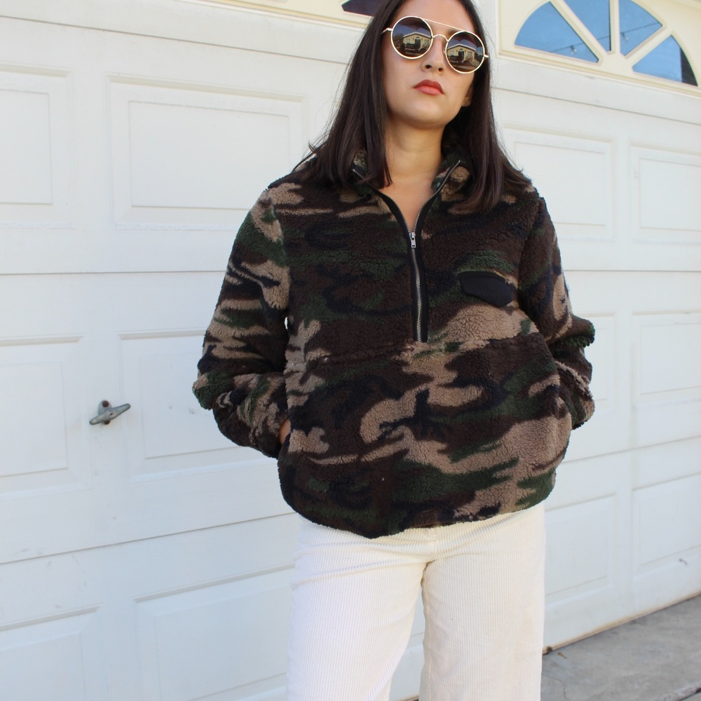 🚨//Fall Favorite Collection//Camo Fluffy Pullover - Picture 4 of 8